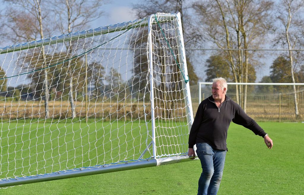 René Peddemors verplaatst een aluminium doel over een voetbalveld